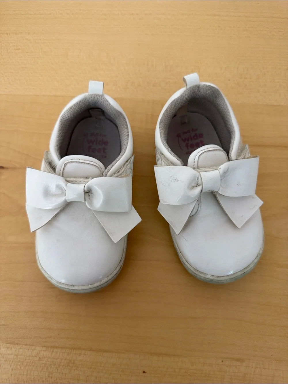 Striderite Kids White Bow Slip-On Shoes - Size 6. BK121